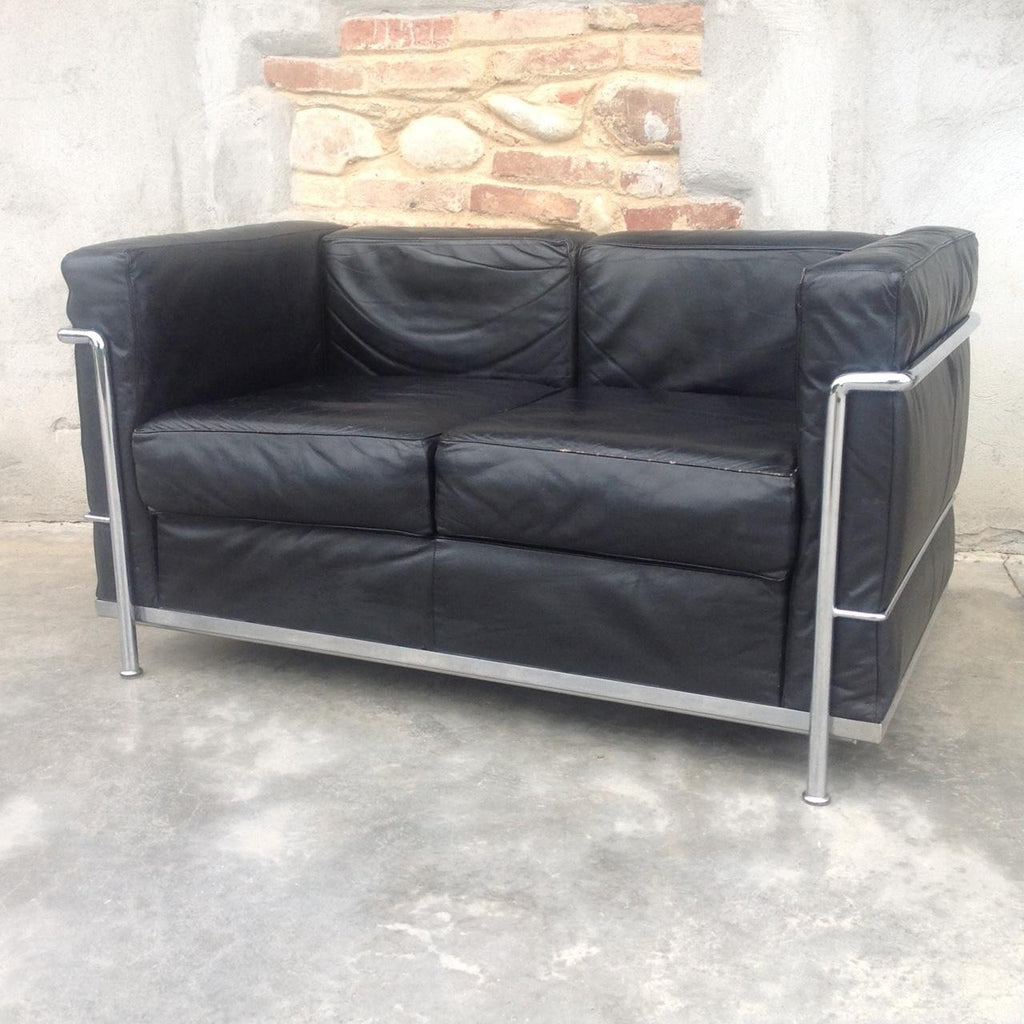 DIVANO LC2 STYLE VINTAGE IN PELLE NERA E ACCIAIO CROMATO