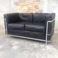 DIVANO LC2 STYLE VINTAGE IN PELLE NERA E ACCIAIO CROMATO