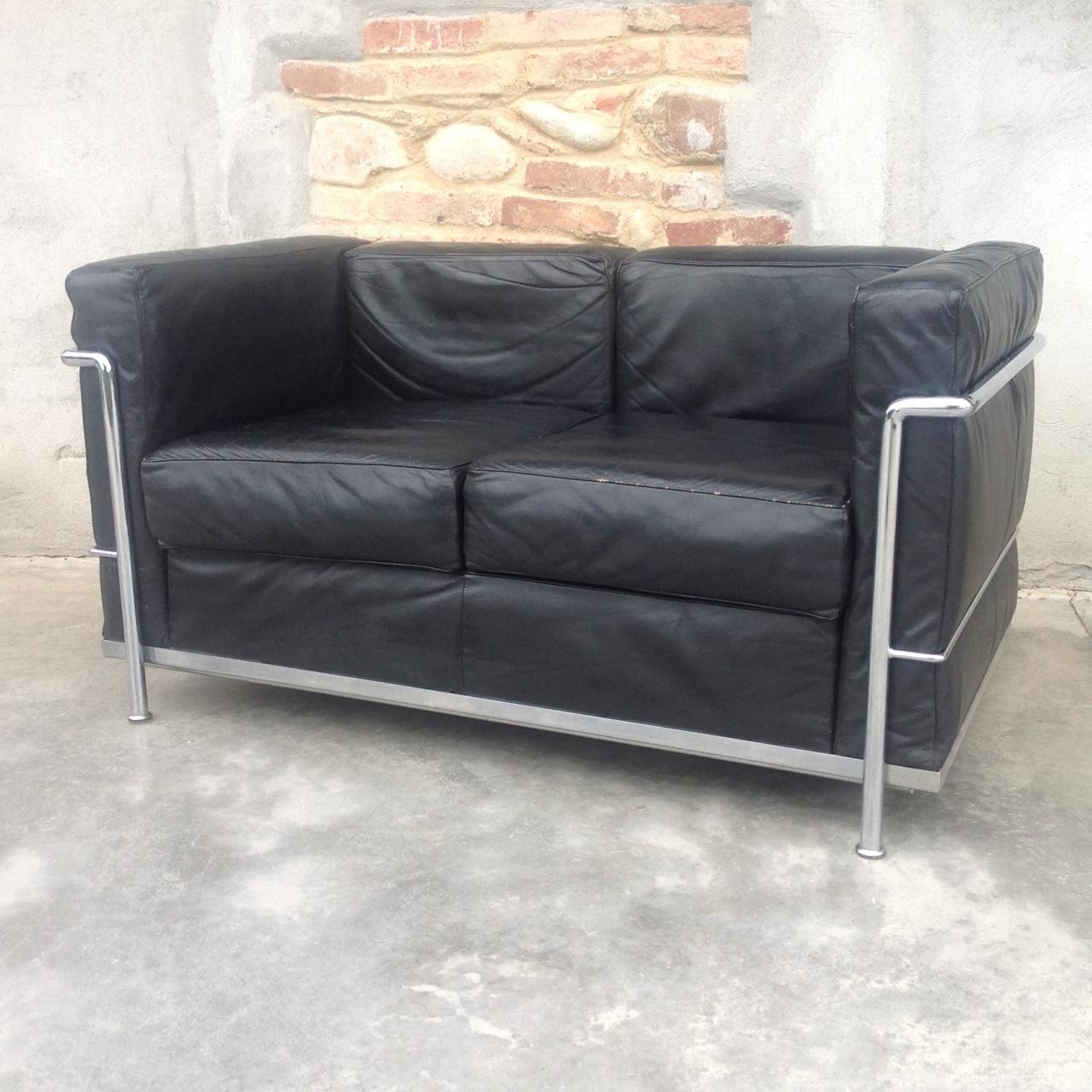 DIVANO LC2 STYLE VINTAGE IN PELLE NERA E ACCIAIO CROMATO