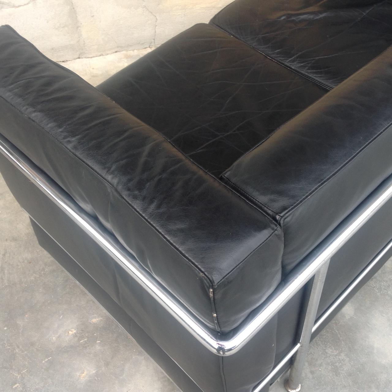 DIVANO LC2 STYLE VINTAGE IN PELLE NERA E ACCIAIO CROMATO