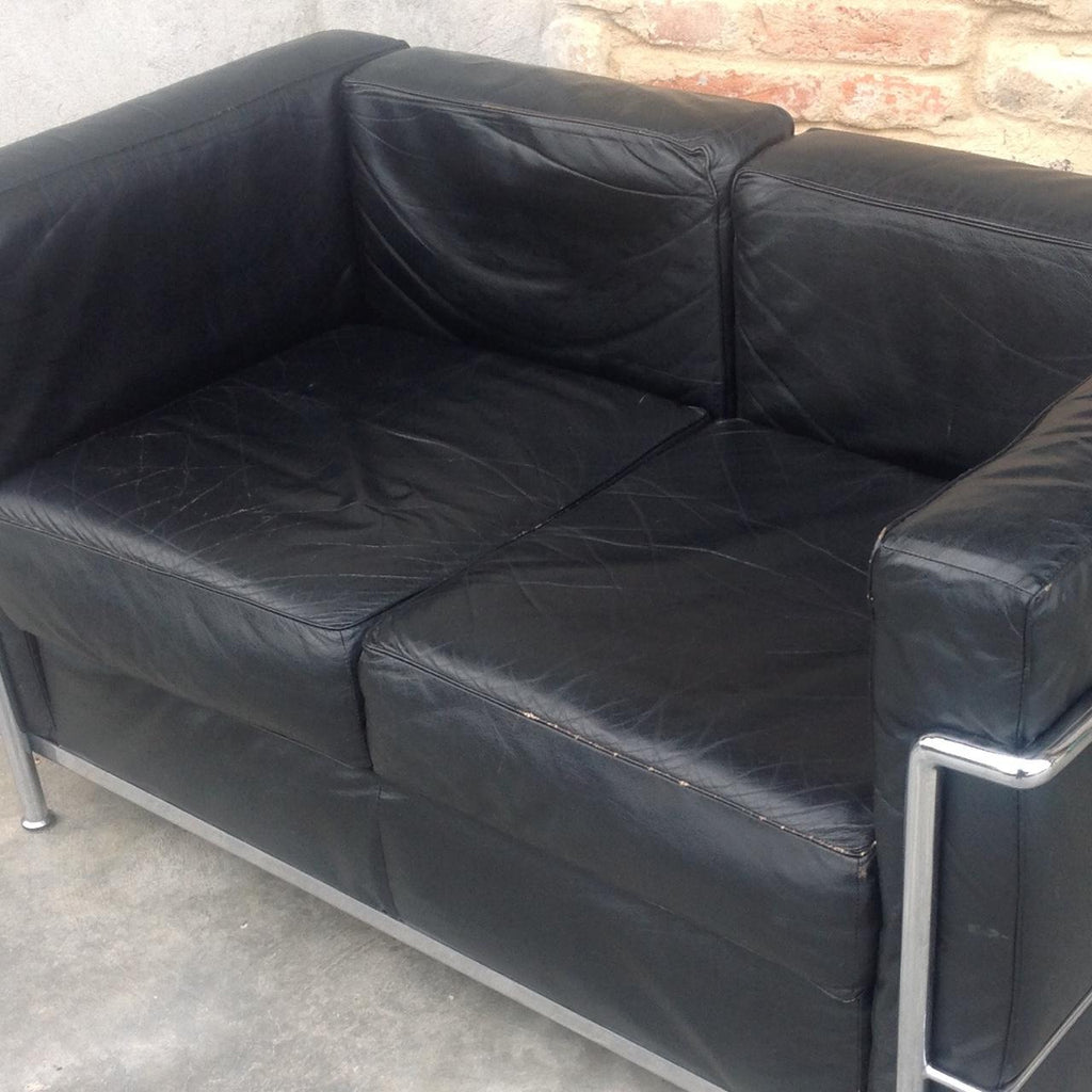 DIVANO LC2 STYLE VINTAGE IN PELLE NERA E ACCIAIO CROMATO