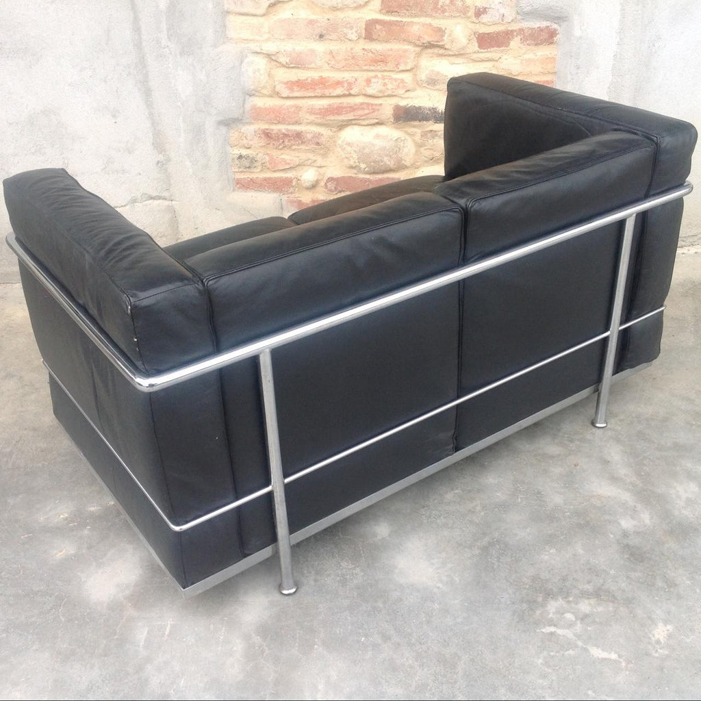 DIVANO LC2 STYLE VINTAGE IN PELLE NERA E ACCIAIO CROMATO