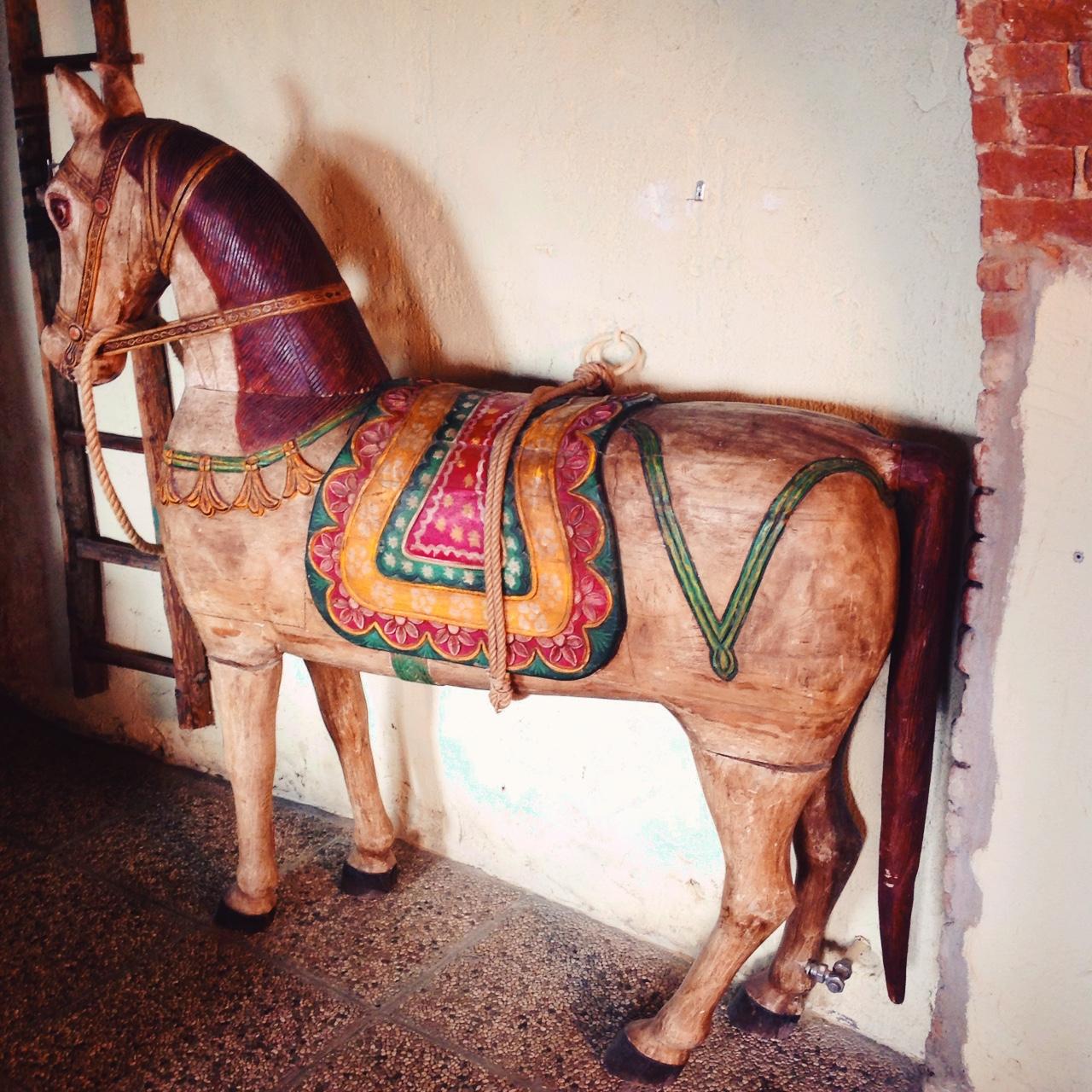 CAVALLO IN LEGNO DIPINTO A MANO