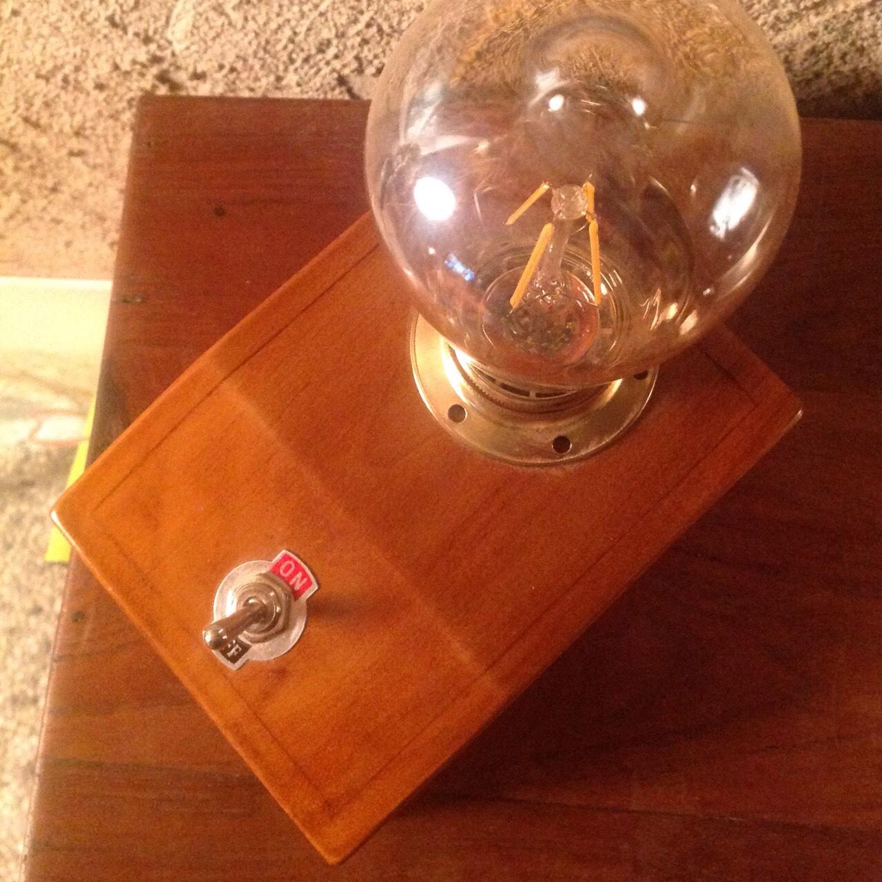 LAMPADA VINTAGE INDUSTRIAL IN LEGNO E OTTONE